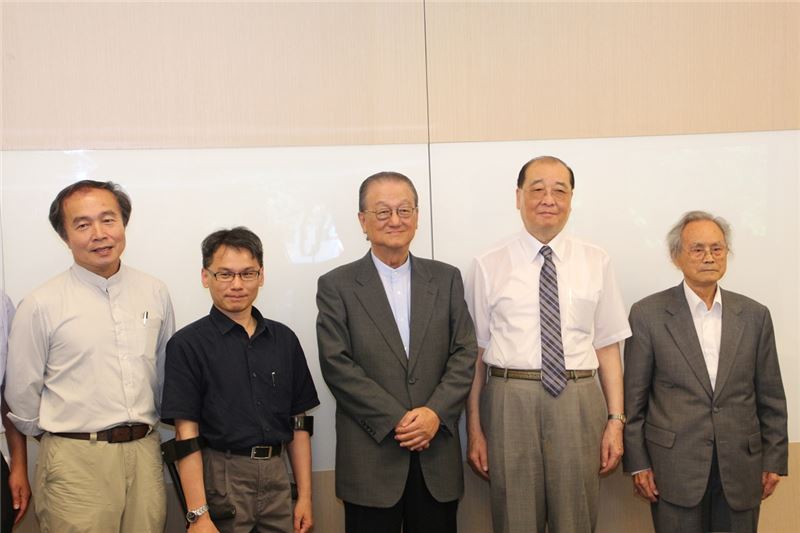 簡吉特展開幕式與會貴賓合影,右起蔡寬裕前輩、洪孟啟部長、簡明仁董事長、王逸群主任、楊渡策展人