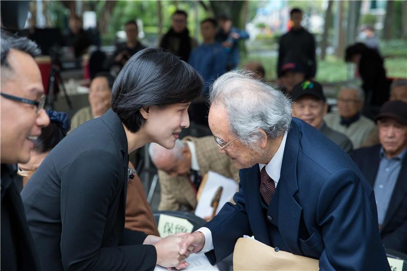 鄭部長向政治受難者蔡寬裕先生致敬