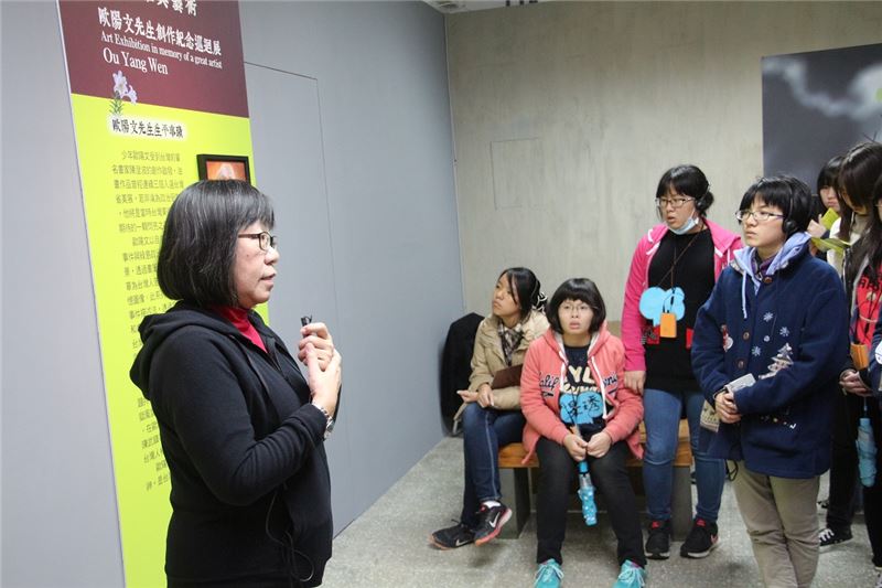 歐陽煇美女士(左)擔任導覽貴賓,介紹藝術家父親歐陽文的創作歷程