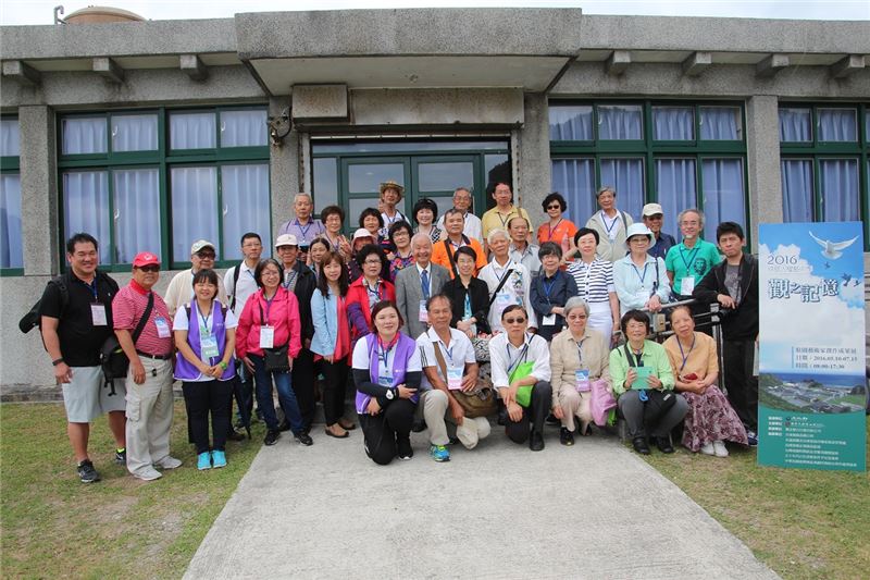 綠島人權藝術季出席貴賓於綠洲山莊憲兵連前合影