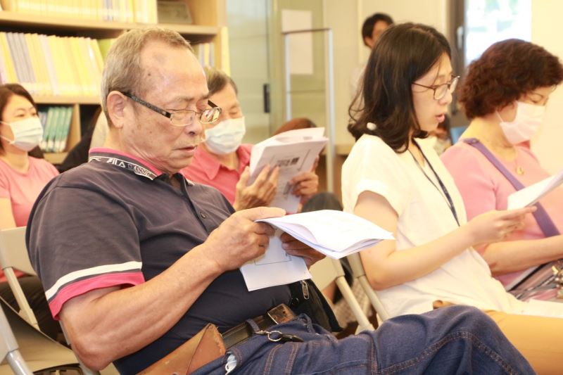 受難者前輩洪武雄等與會時,跟唱《教我如何不想他》追念已逝的五○年代殉難者