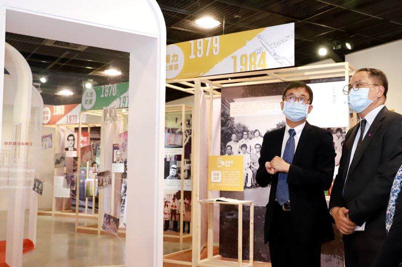 文化部次長彭俊亨(右)、人權館長陳俊宏前往觀展