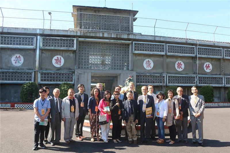國際人權學者參觀景美看守所後,與臺灣政治受難者前輩們合影