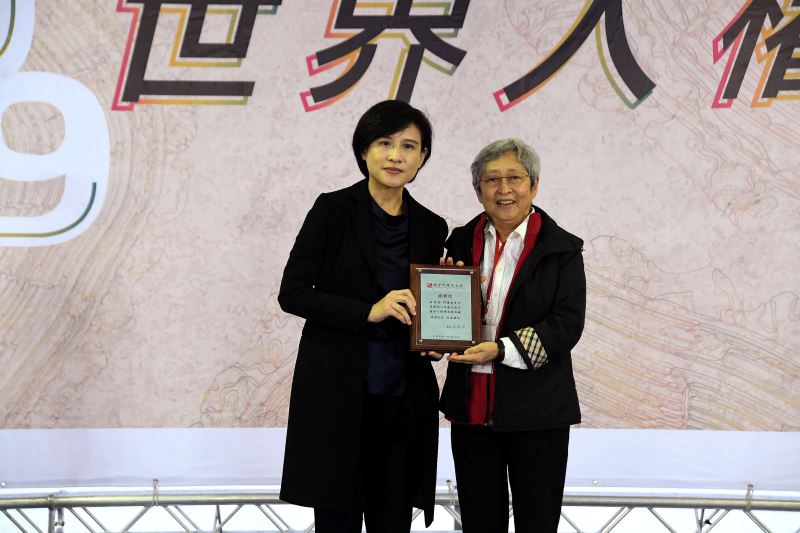 文化部長鄭麗君(左)頒發文物捐贈感謝狀予何康美女士(右)