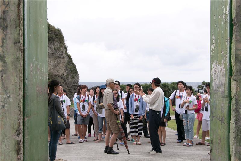 圖說三:陳欽生前輩站在綠洲山莊沈重的鐵門前,述說監禁歲月。