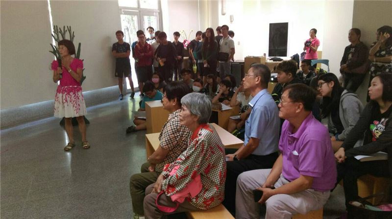 黃春蘭教授介紹黃溫恭事蹟。