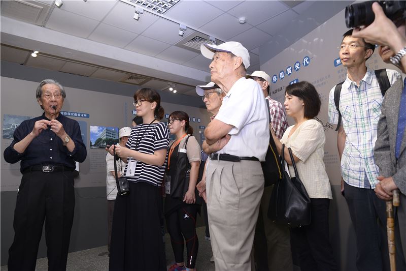 蔡焜霖前輩為參訪者導覽臺灣監獄島不義遺址特展