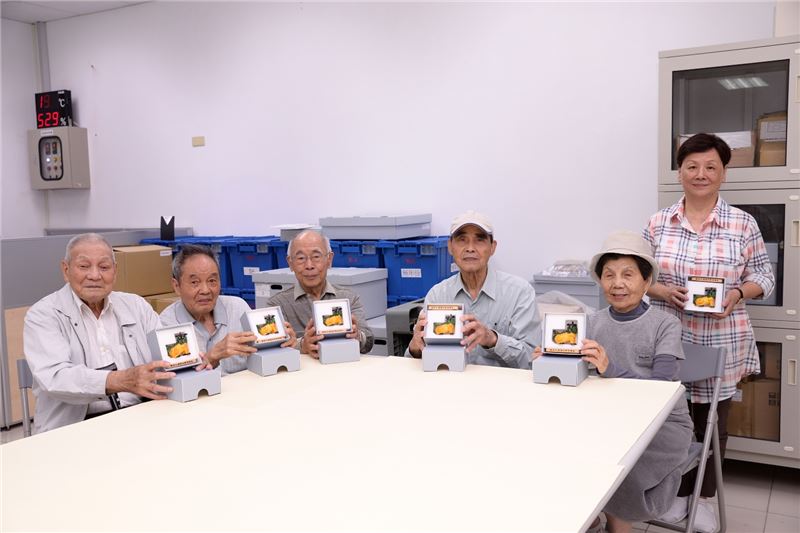 政治受難者前輩們拿著親手製作的保存盒留影