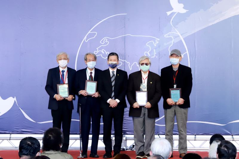 文化部長李永得(中)頒贈感謝狀,與文物捐贈人合影