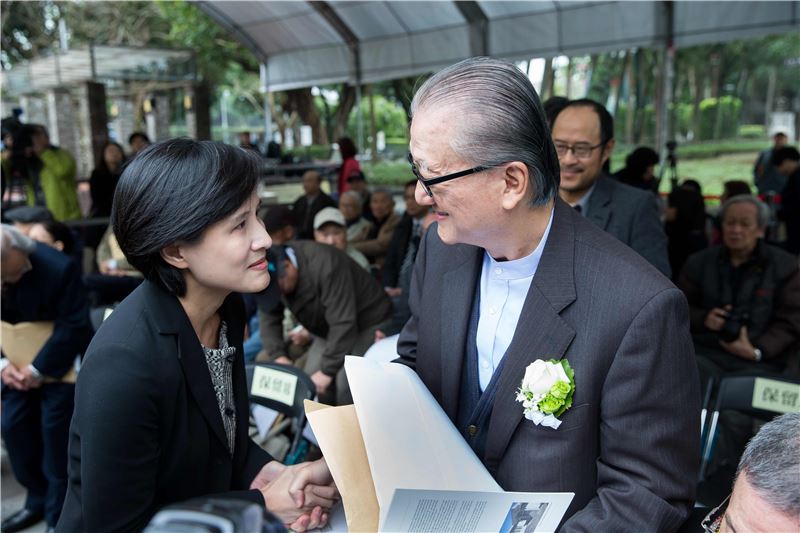 鄭部長向政治受難者家屬代表:財團法人大眾教育基金會董事長簡明仁致敬