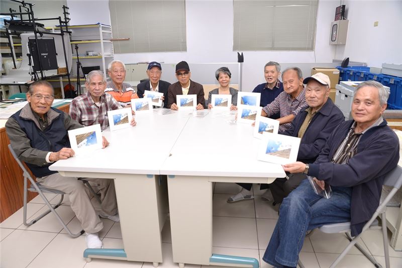 政治受難者前輩拿著親手製作開窗夾裱留影