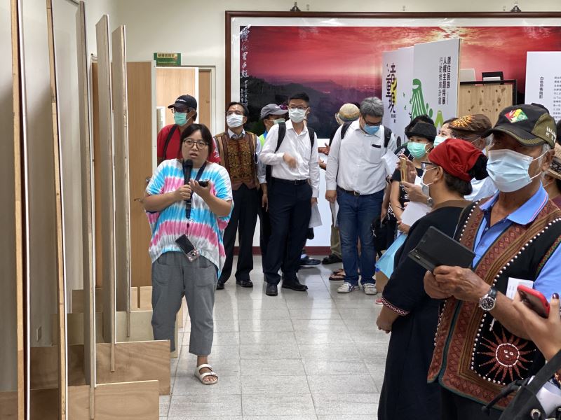 參與貴賓認真聆聽特展導覽