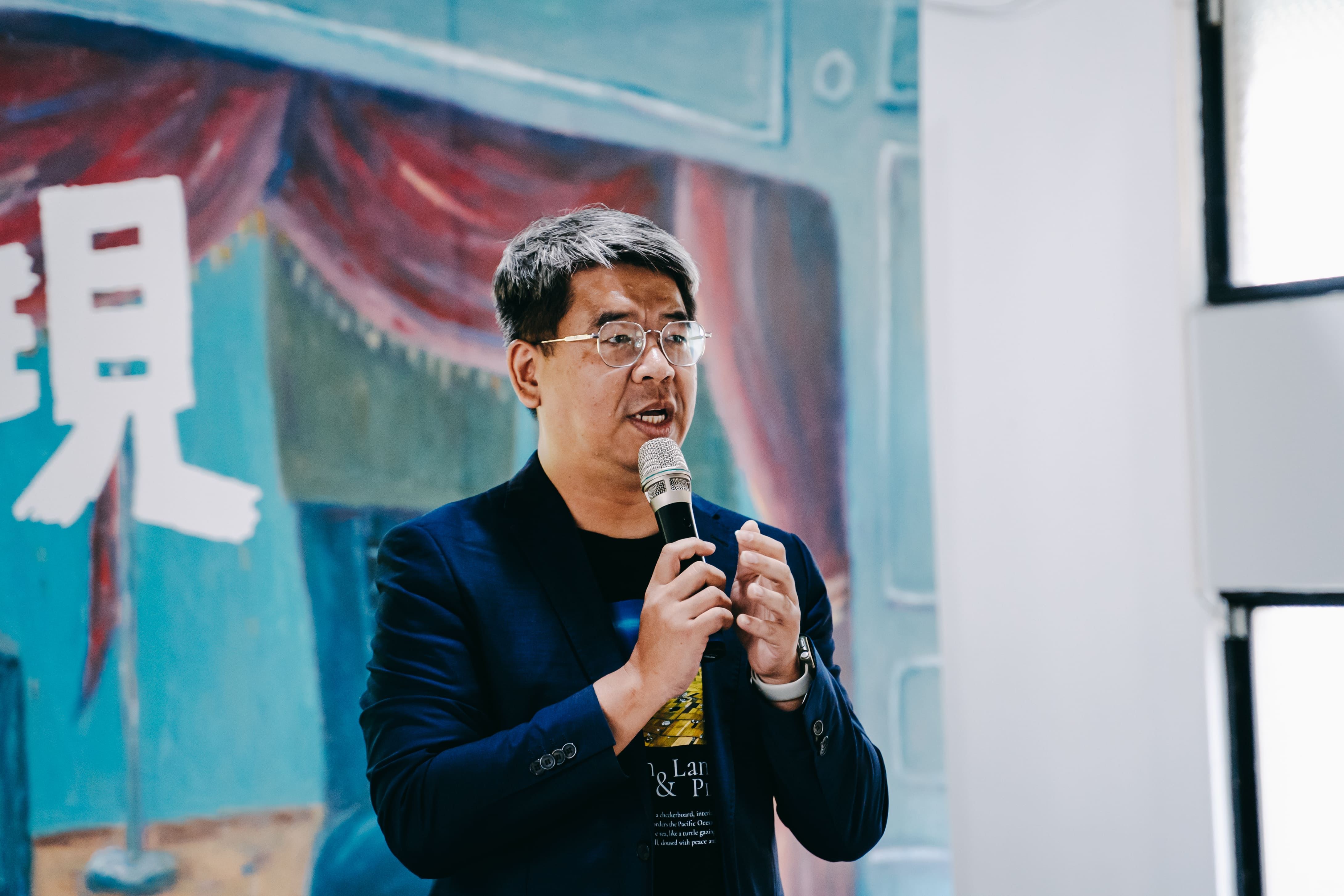 蔚藍文化出版社總編輯廖志墭在人權教育繪本《發現》新書發表會上致詞