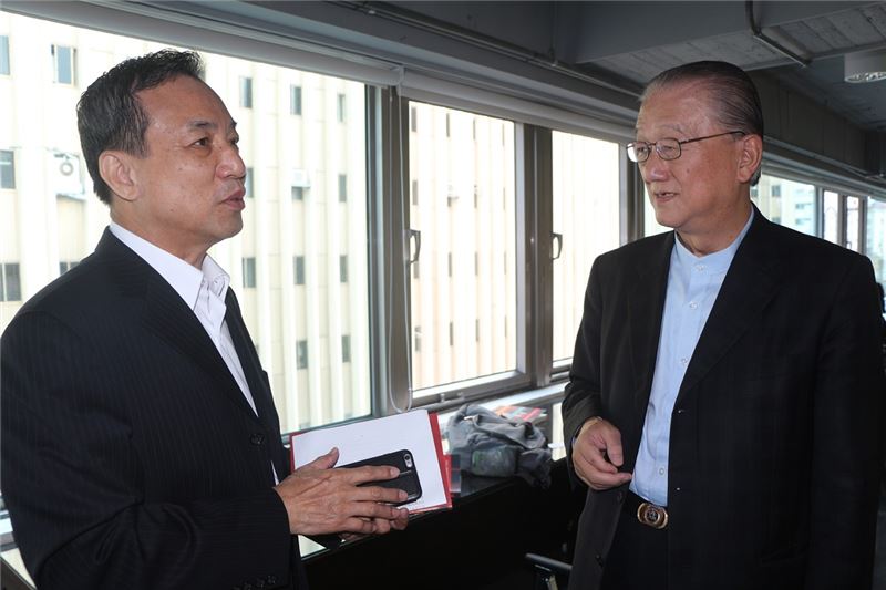 文化部政務次長陳永豐(左)特地向簡明仁先生致意,肯定其父簡吉對臺灣蕉農的貢獻