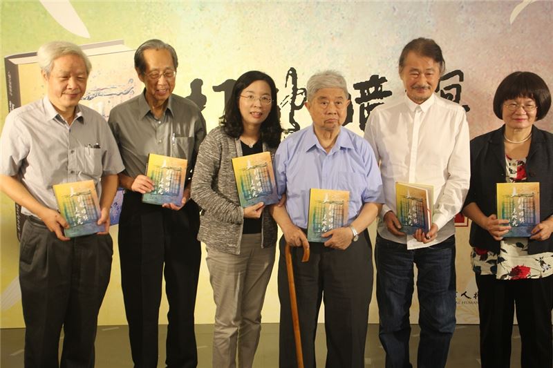 新書發表會貴賓們合影,左起向陽、蔡焜霖、王信惠、趙天麟、施明德、季季。