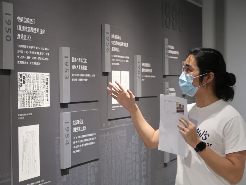 展示教育組專案助理何友倫於今日線上開箱導覽