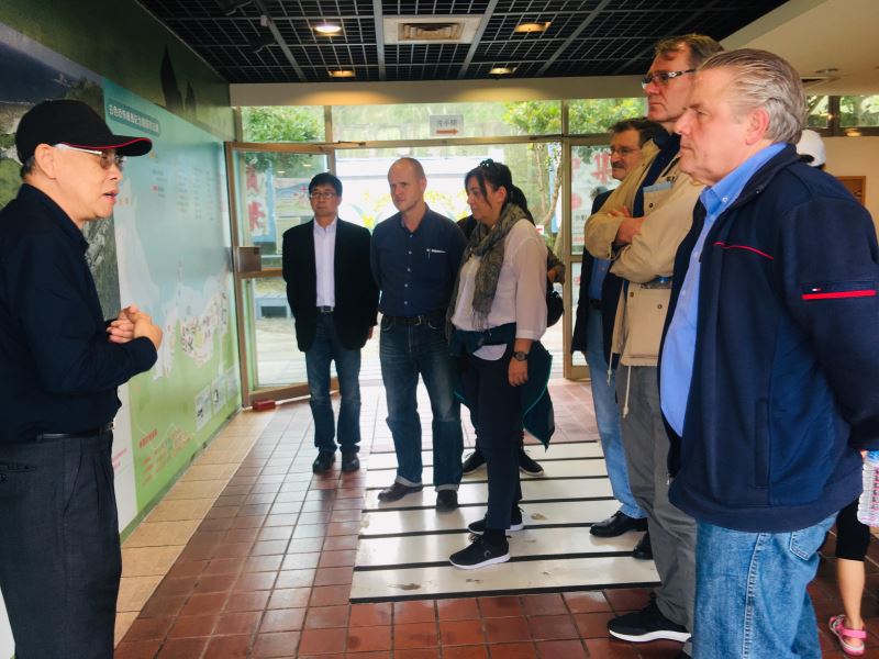 德國國會友台小組主席魏爾胥(Klaus-Peter_Willsch)(右1)等人聆聽陳欽生(左1)前輩解說綠島園區現況