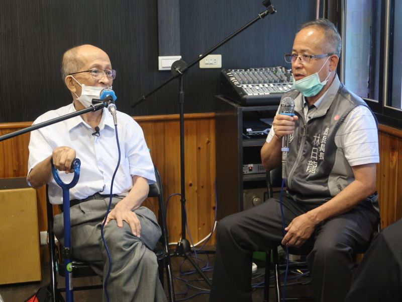 樂信.瓦旦之么子林昌運(左)與桃園市政府原住民族行政局局長林日男