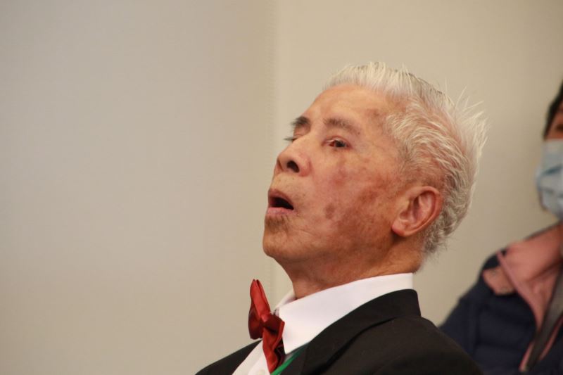 圖5_受難者前輩楊國宇於台下一同哼唱《千風之歌》懷念難友們_IMG_4825