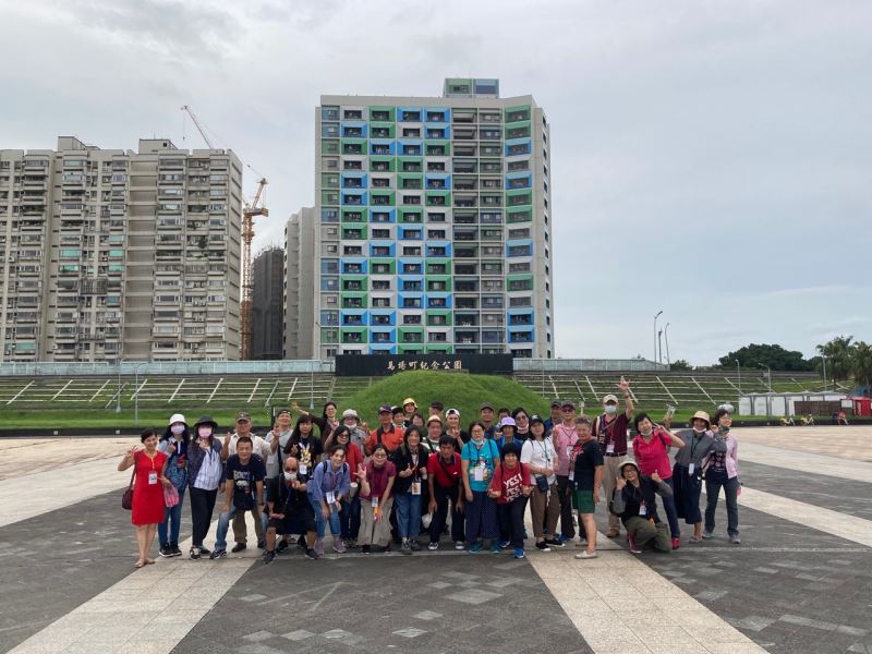 圖4_南投聾協一行近30名聾友參訪體驗馬場町紀念公園不義遺址。