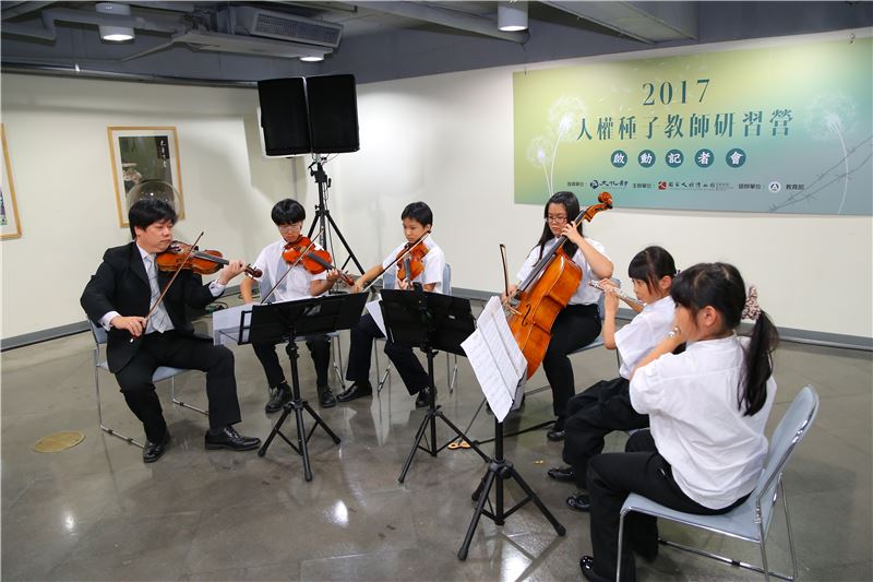 新北市北新國小管弦樂團演奏臺灣民謠組曲,為記者會揭開序幕