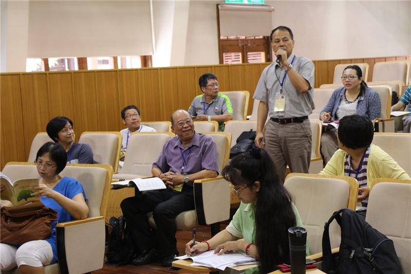 來自各地的教師齊聚一堂,研習營一開始學員介紹自己參加的動機,希望將人權觀念帶回學校教學或工作崗位與生活中。