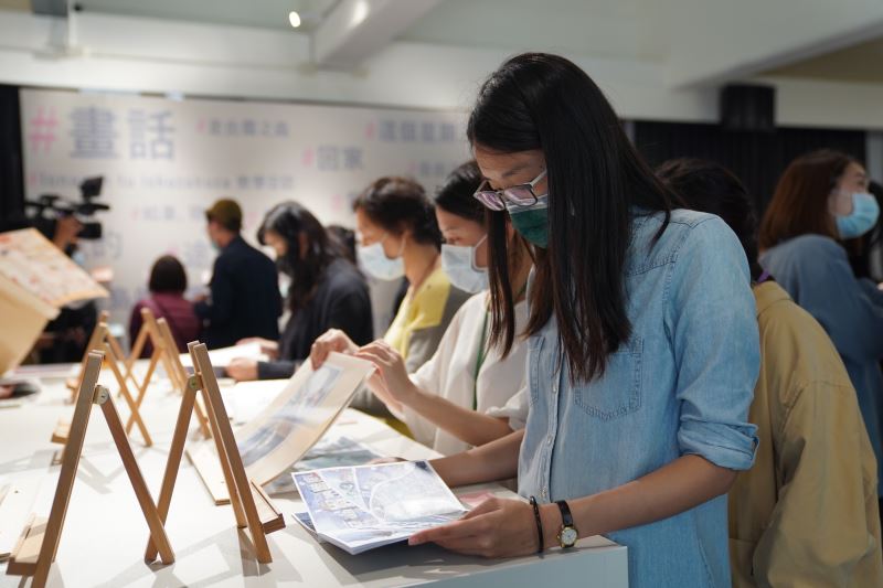 現場展示多本創作初稿