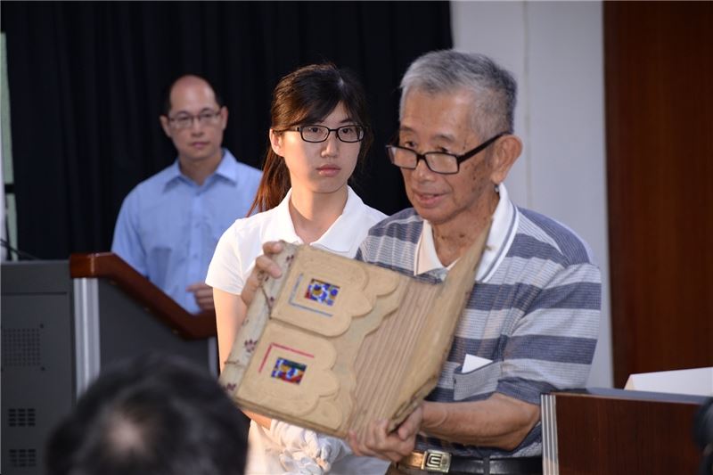 政治受難者許貴標先生於文物藏情記者會上分享書包的故事