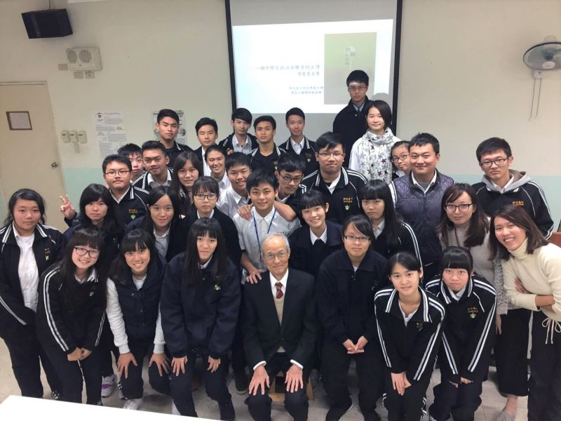 周賢農前輩應邀前往新竹高工演講時,與該校師生共同合影