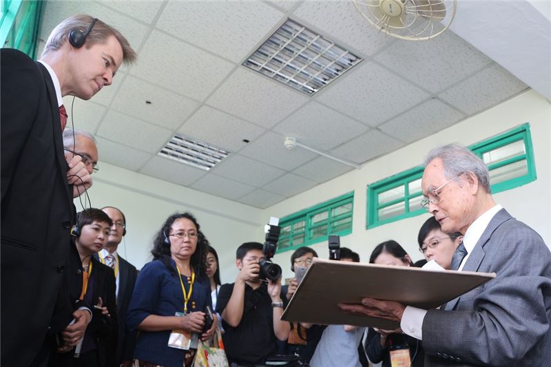 政治受難者前輩蔡寬裕(右)講述難友們在黑牢裡的苦難遭遇