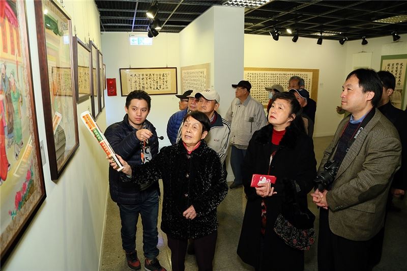 張常美前輩帶領大家欣賞歐陽前輩生前作品