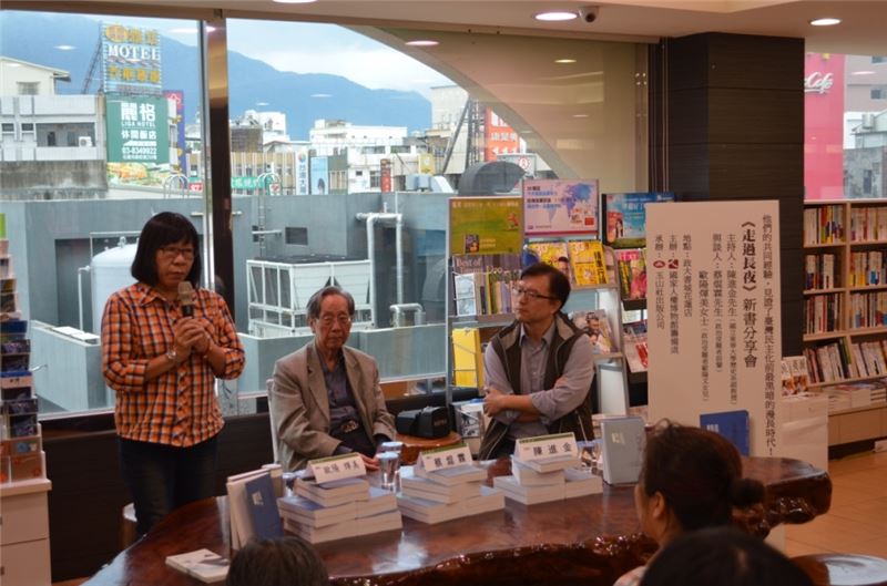 受難者歐陽文之女煇美(左)女士向讀者分享她的生命故事(中為蔡焜霖前輩、右為陳進金副教授)