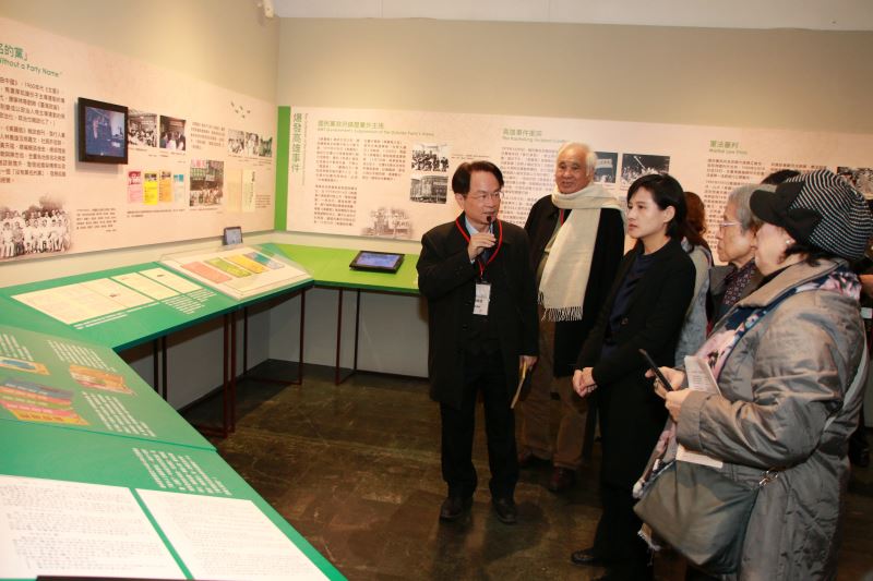 國史館館長陳儀深(左)向總府統資政姚嘉文(中)、文化部長鄭麗君(右)導覽「臺灣歷史有一站~美麗島」美麗島事件40週年特展
