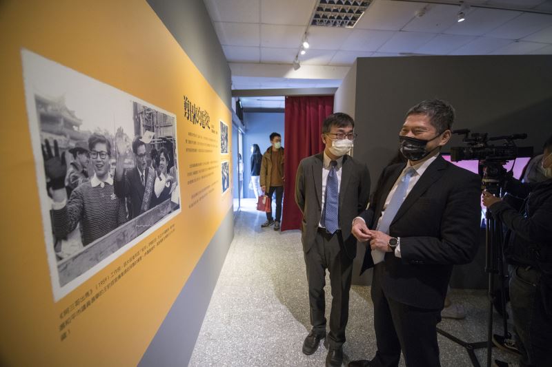 文化部長李永得(右)與國家人權博物館館長陳俊宏一同參觀「剪出來的電影史:戰後電影審查特展」
