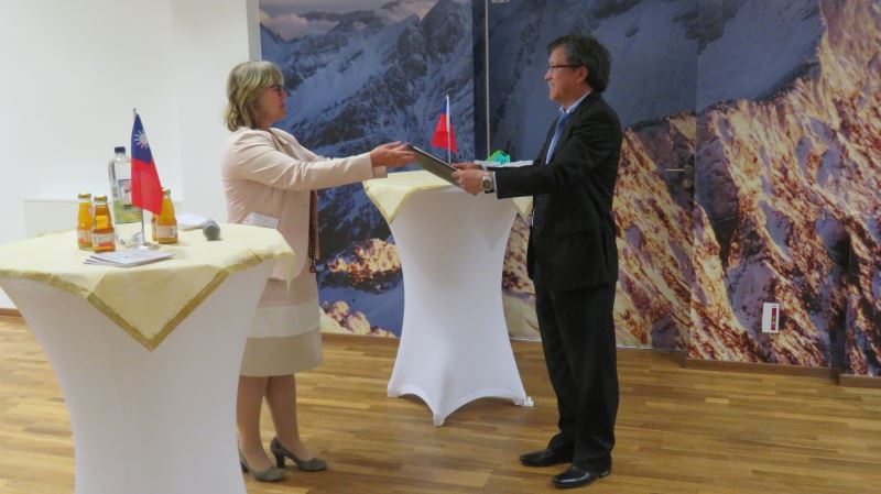 執行長卡明斯基(左)頒發得獎證書予人權館,由大使謝志偉代表接受。