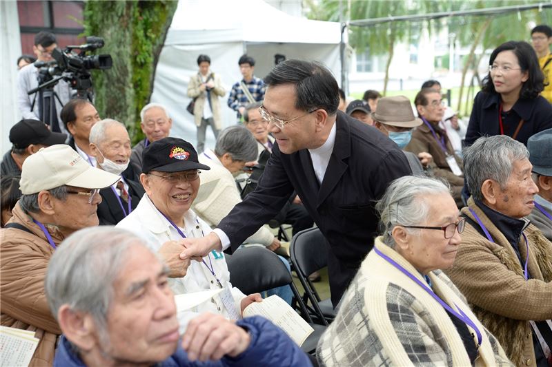 文化部蔡次長一一向出席的政治受難者前輩致意