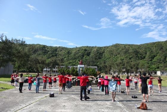 圖說3:學員在受難者前輩蔡焜霖先生的帶領下,一起做早操唱新生之歌。