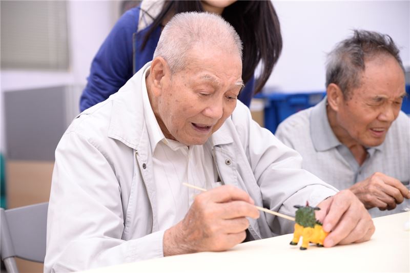 政治受難者蘇玉鑑與高文章體驗修復師文物清潔工作