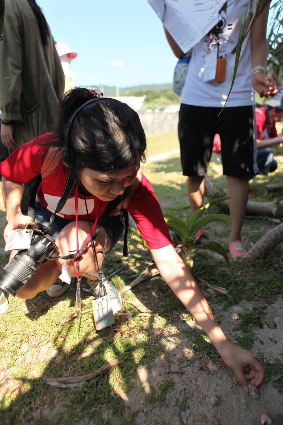 圖說7:學員親手放下標記編號的螺殼,希望寄居蟹都能找到適合自己的家。