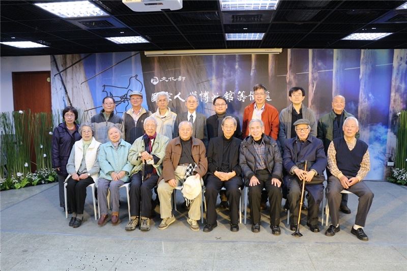 國家人權博物館籌備處王主任逸群(後排右四)27日主持「被世人遺忘的人生」口述歷史成果發表會,與政治受難前輩們合影留念,感謝他們的支持、協助。