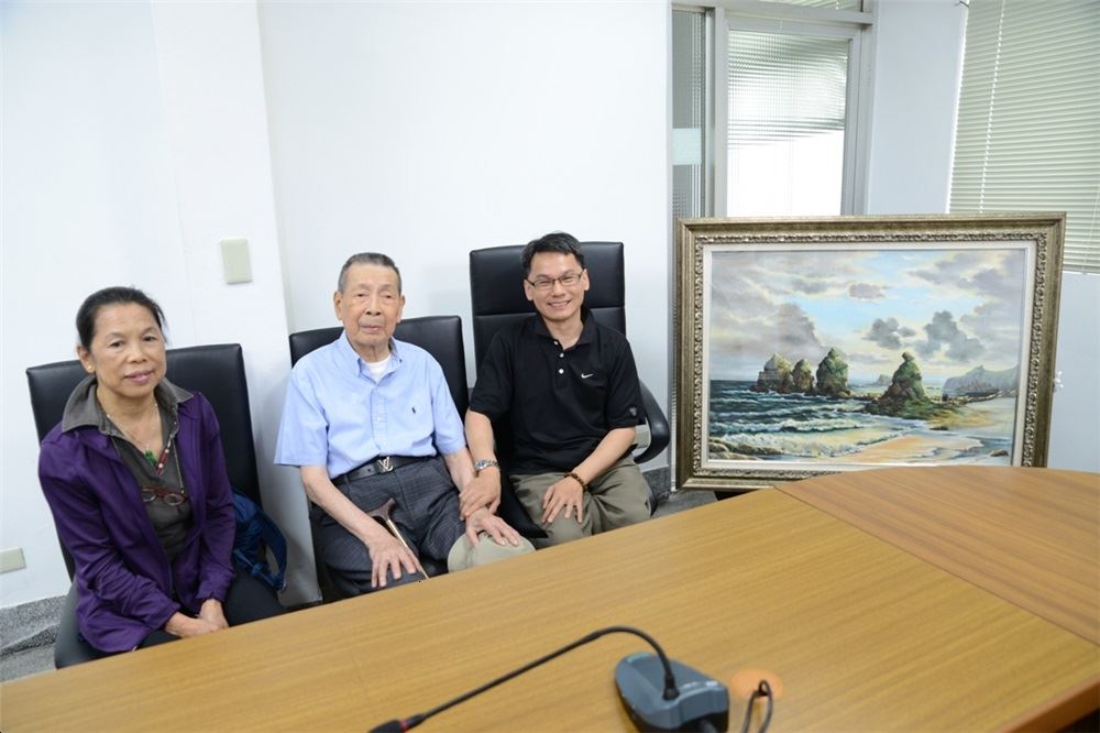 政治受難者林麗南(中)夫婦、王逸群主任與陳孟和所繪的「綠島三峰岩」