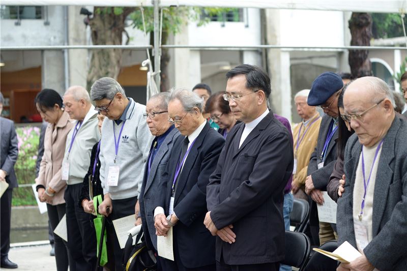 追思紀念會中起立默哀已逝政治受難者