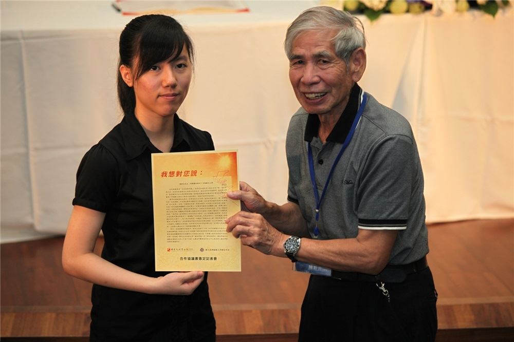 政治受難者陳新吉前輩(右)接受師大歷史學系安佳芸同學(左)贈予之心得感言