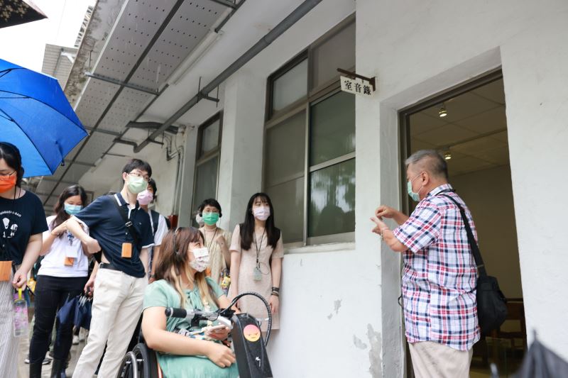 政治受難者呂昱前輩會後為民眾導覽景美園區,並分享自身經驗及對許席圖之認識