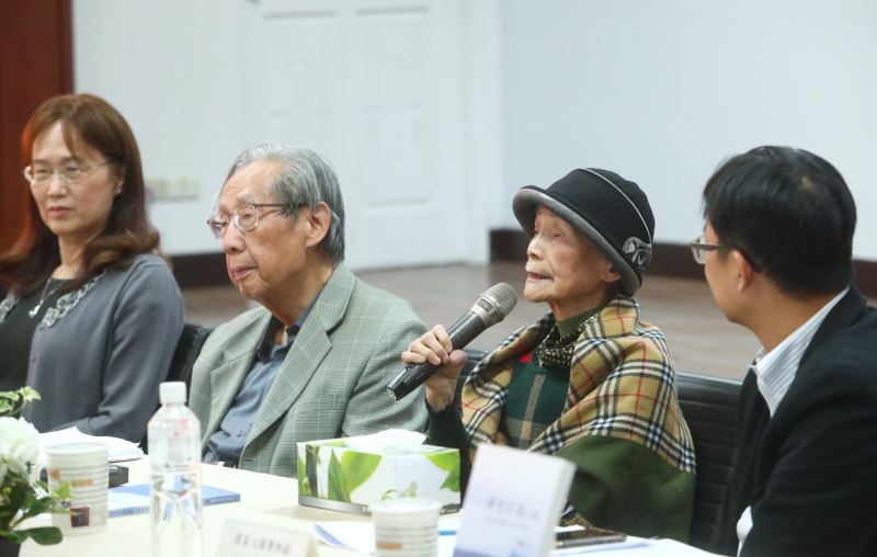 對談現場(左起為台大歷史系教授周婉窈、政治受難者蔡焜霖與黃秋爽、人權館館長陳俊宏)