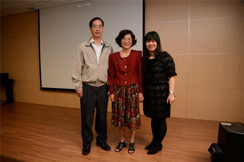 人權館籌備處研究典藏組長謝英從(左)與貴賓黃春蘭女士(中)合影