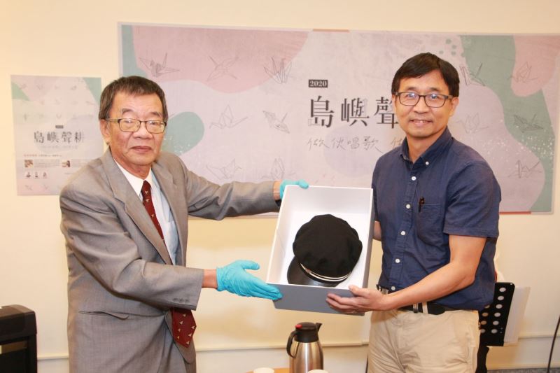 葉光毅老師(左)捐贈父親葉盛吉前輩當年日本第二高等學校時之白線帽供人權館典藏研究