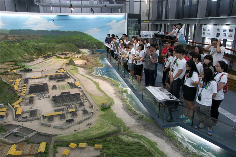 圖說四:張瑞峰經理帶領學員了解當年和陳孟和前輩投入新生訓導處模型的製作過程。