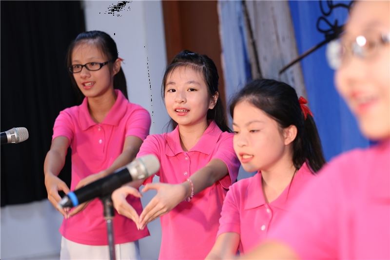 新北市大豐國小合唱團獻唱感恩的心給政治受難者前輩,由左至右曹蕙玟、晏文芳、鄧宇荃