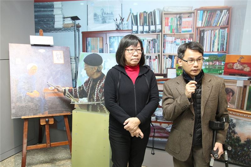 人權館籌備處主任王逸群(右)陪同歐陽煇美女士,向與會青年學子說明舉辦歐陽文特展的意義